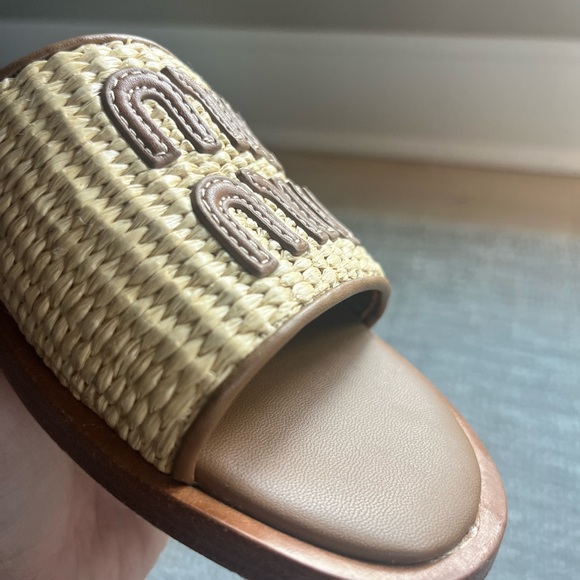 Crafted of ultra-luxe raffia, Miu Miu slides - Picture 3 of 8